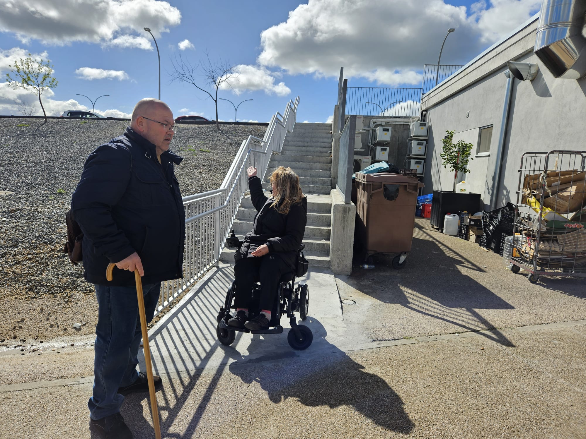 José Antonio Ayuso, presidente de la Agrupación de Asociaciones de Vecinos de Cáceres y Esperanza Contreras, vicepresidenta de la Asociación Extremeña de Mujeres con Discapacidad, frente a las nuevas escaleras del Hospital Universitario de Cáceres.