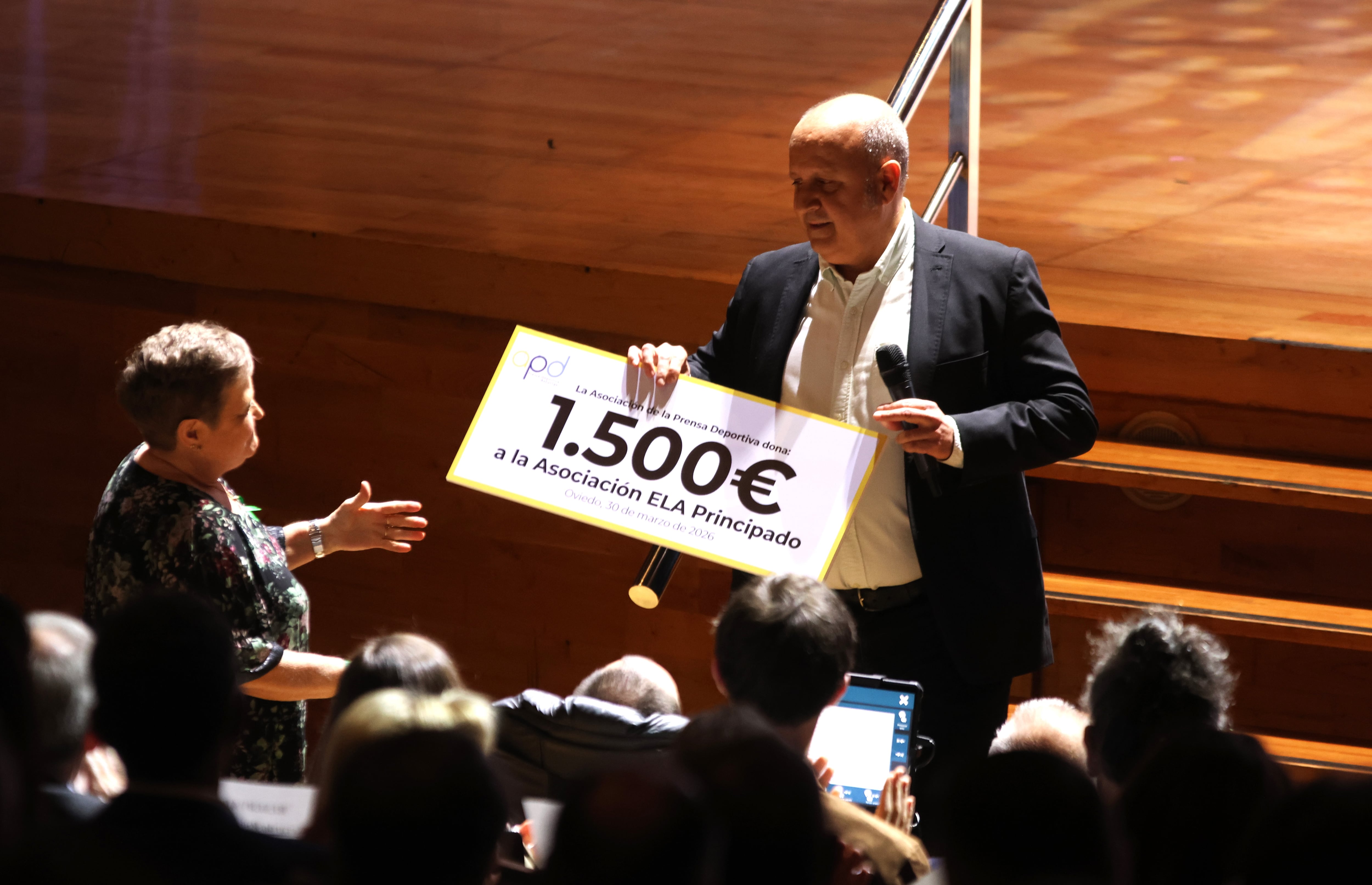 Manfredo Álvarez entrega el cheque solidario a la Asociación ELA Asturias durante la 41 Gala del Deporte Asturiano