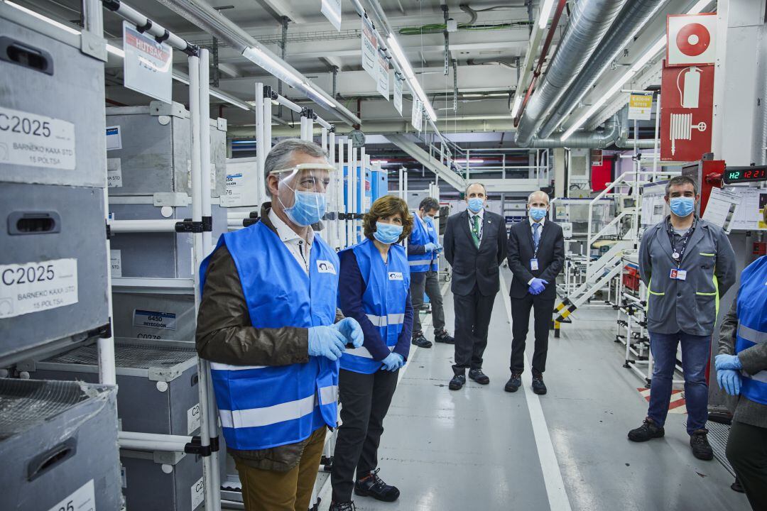 El lehendakari ha visitado las instalaciones de Maier que produce viseras 