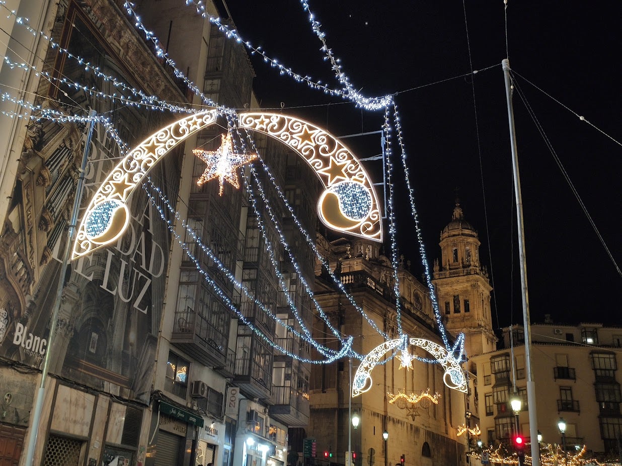 Iluminación navideña en la calle Bernabé Soriano, en pleno centro histórico de Jaén