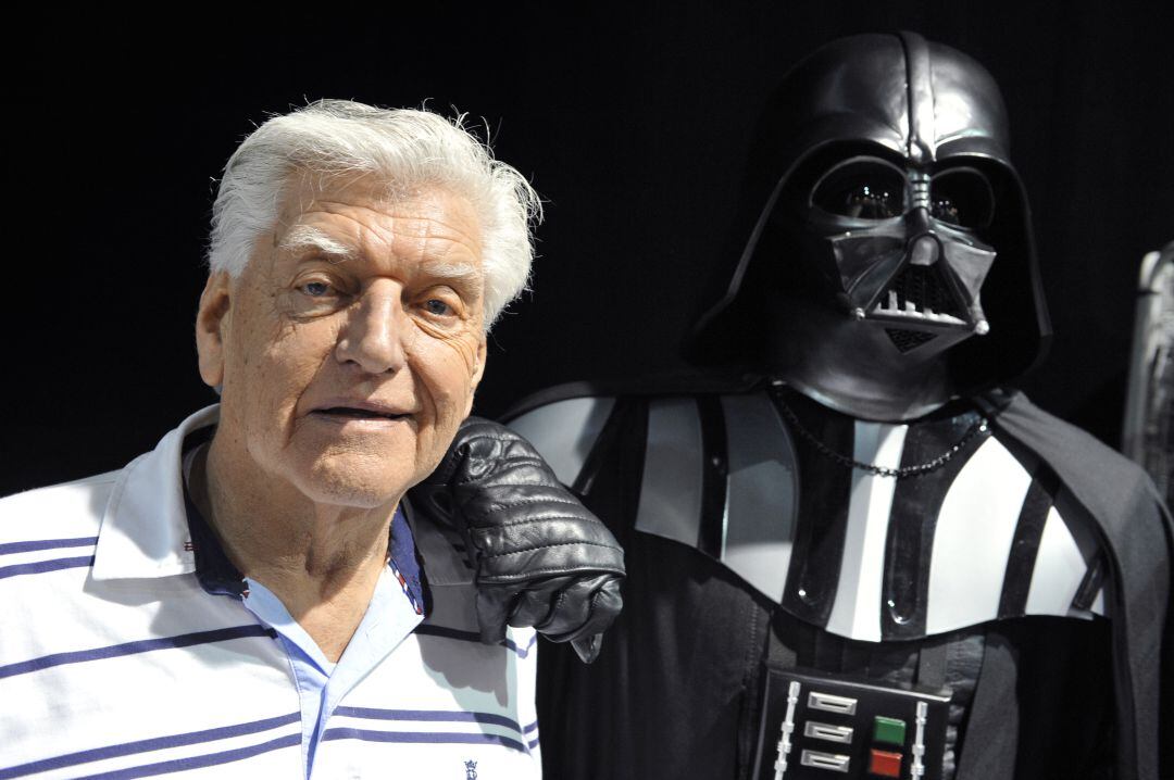 El actor inglés David Prowse (izq.), que interpretó al personaje de Darth Vader en la primera trilogía de Star Wars, el 27 de abril de 2013.