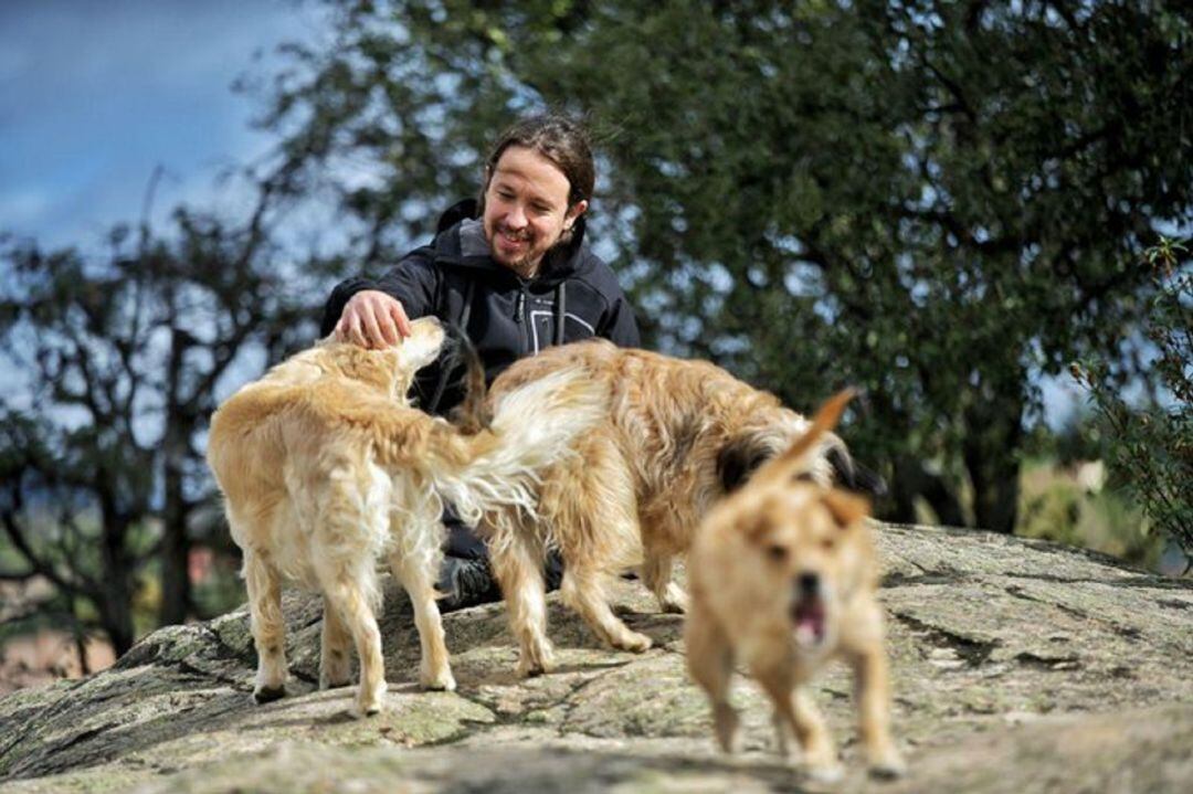 Pablo Iglesias junto a su perros