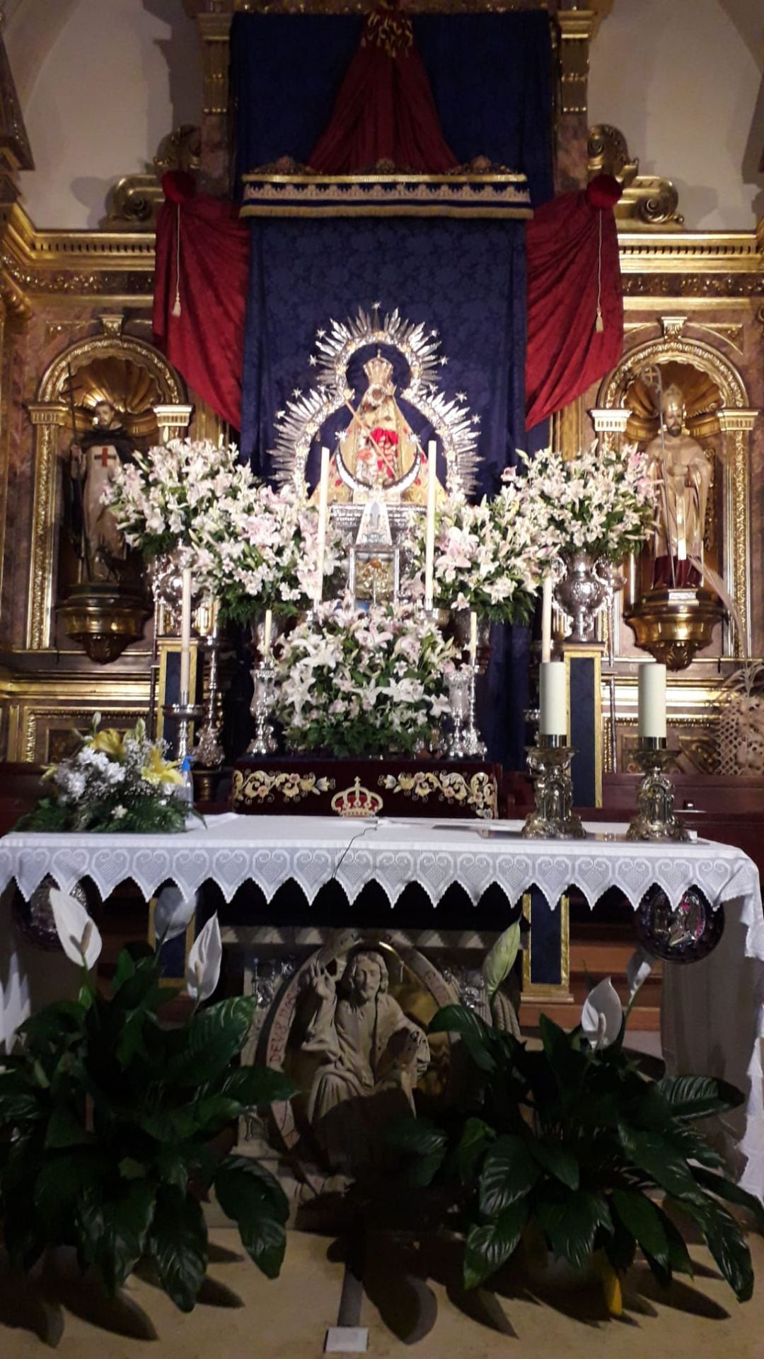 La Imagen de la Virgen de la Cabeza en el Santuario permanece expuesta en el presbiterio.