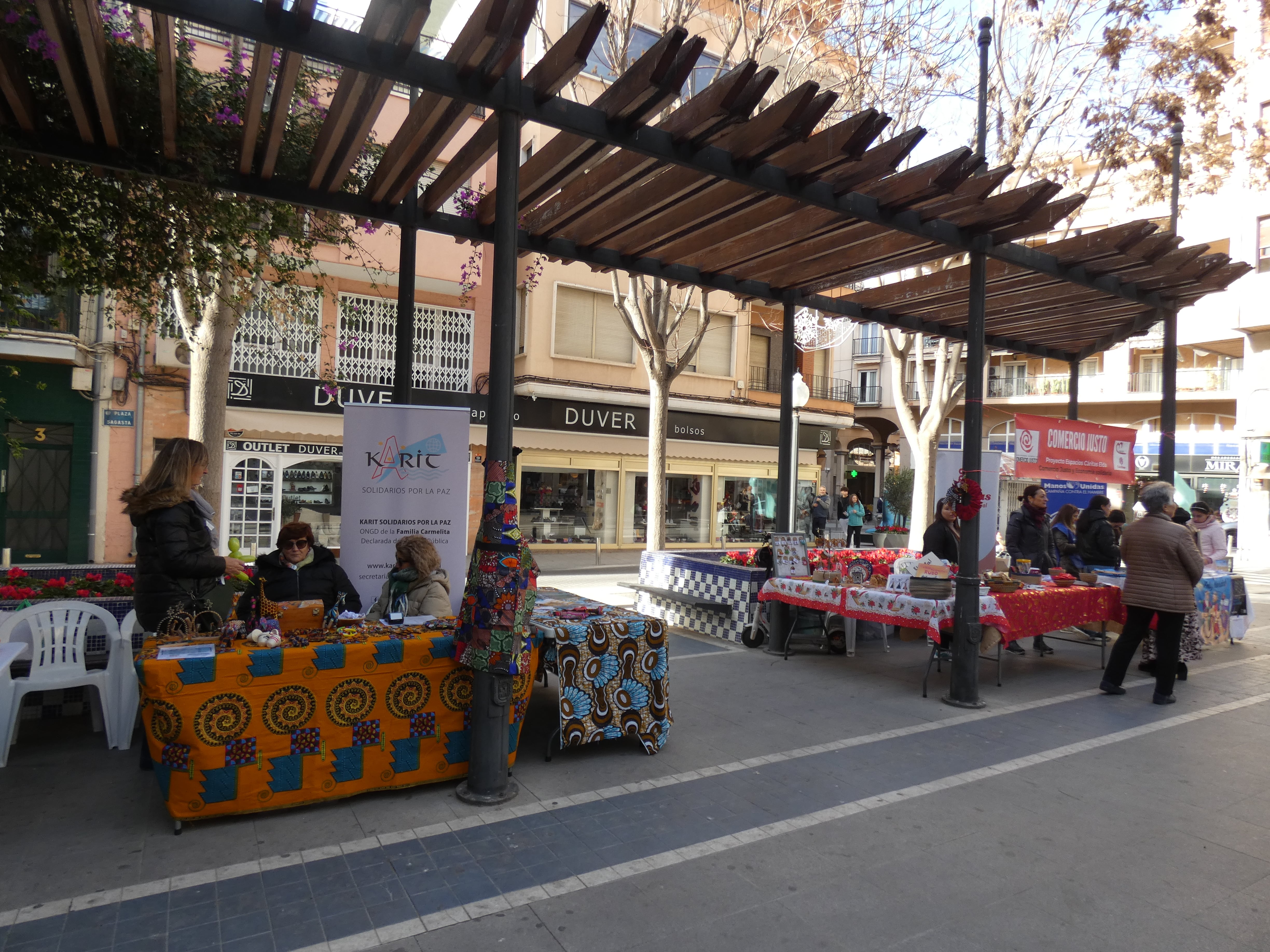 Varias ONG de la ciudad, se reúnen en la plaza Sagasta de Elda, para celebrar el día Internacional de los Derechos Humanos