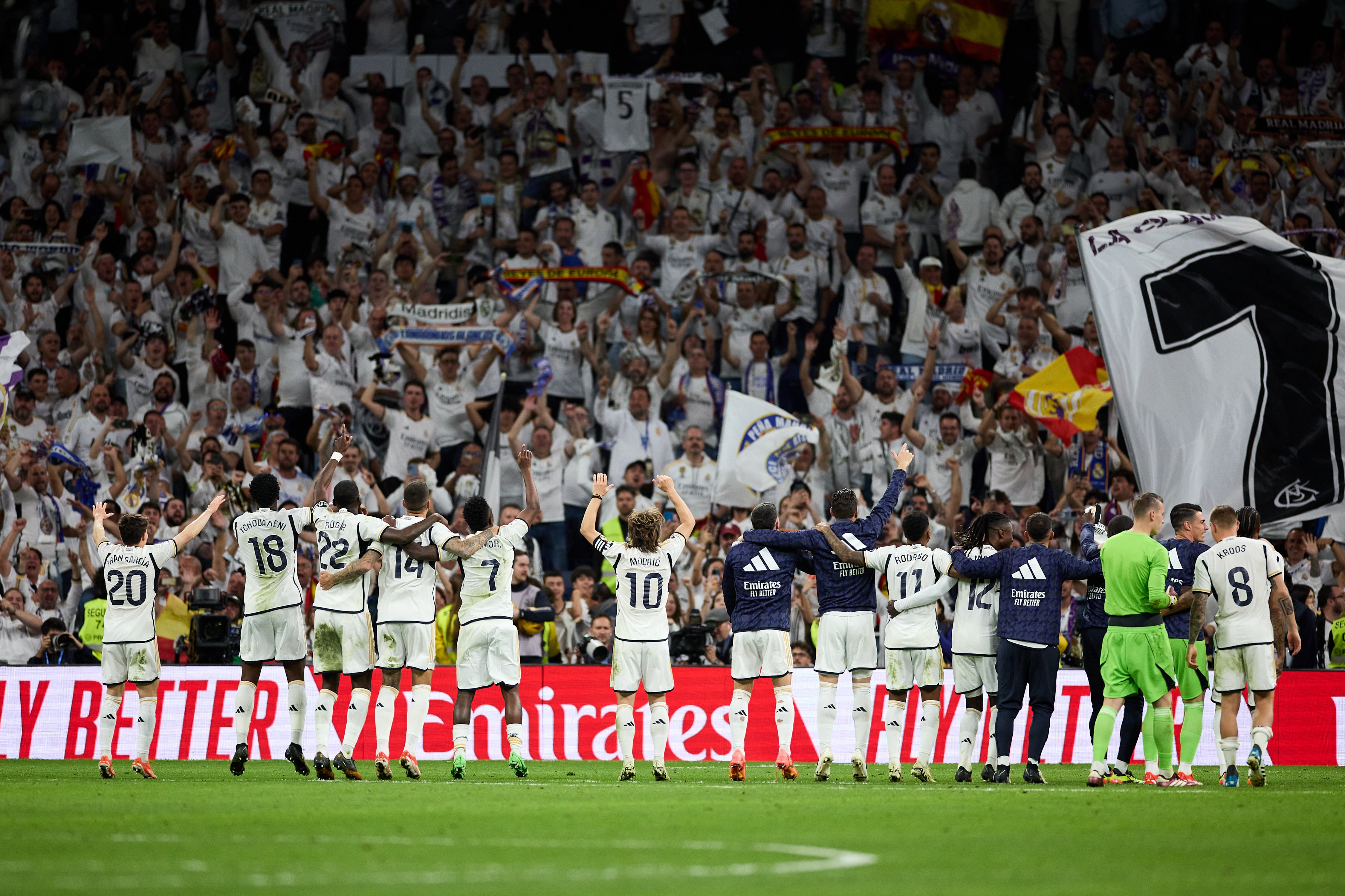 La plantilla del Real Madrid celebra ante su afición en el Santiago Bernabéu