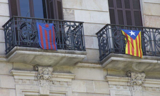 Banderas independentistas en balcones del Paseo de Gracia de Barcelona