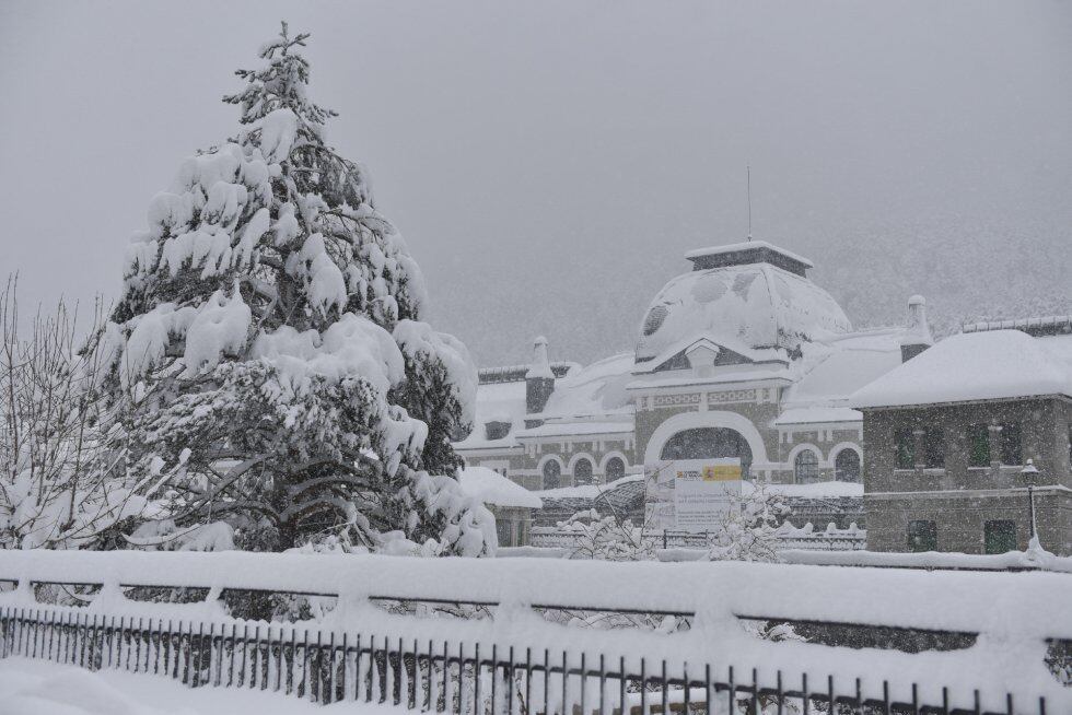Paisajes nevados en el Pirineo aragonés, en Huesca, Aragón (España)
