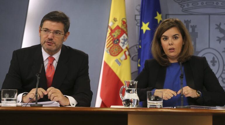 El ministro de Justicia, Rafael Catalá, y la vicepresidenta del Gobierno, Soraya Saénz de Santamaría, durante la rueda de prensa que han ofrecido hoy posterior al Consejo de Ministros. EFE/Ballesteros