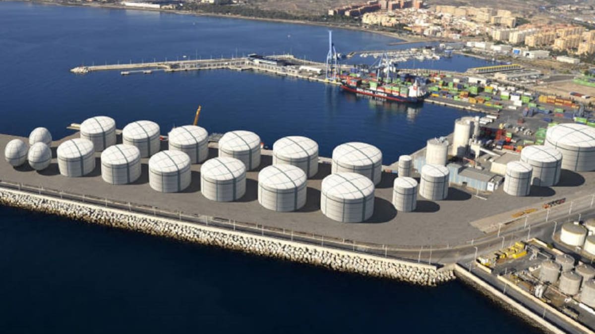 Declaran inconstitucional la distancia de seguridad impuesta por el Consell a los depósitos de combustible del Puerto