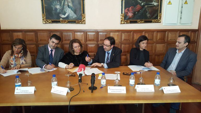 Firma de convenio entre el Ayuntamiento y Cocemfe, Fundación Secretariado Gitano, Aspanis y Fundación Valora2