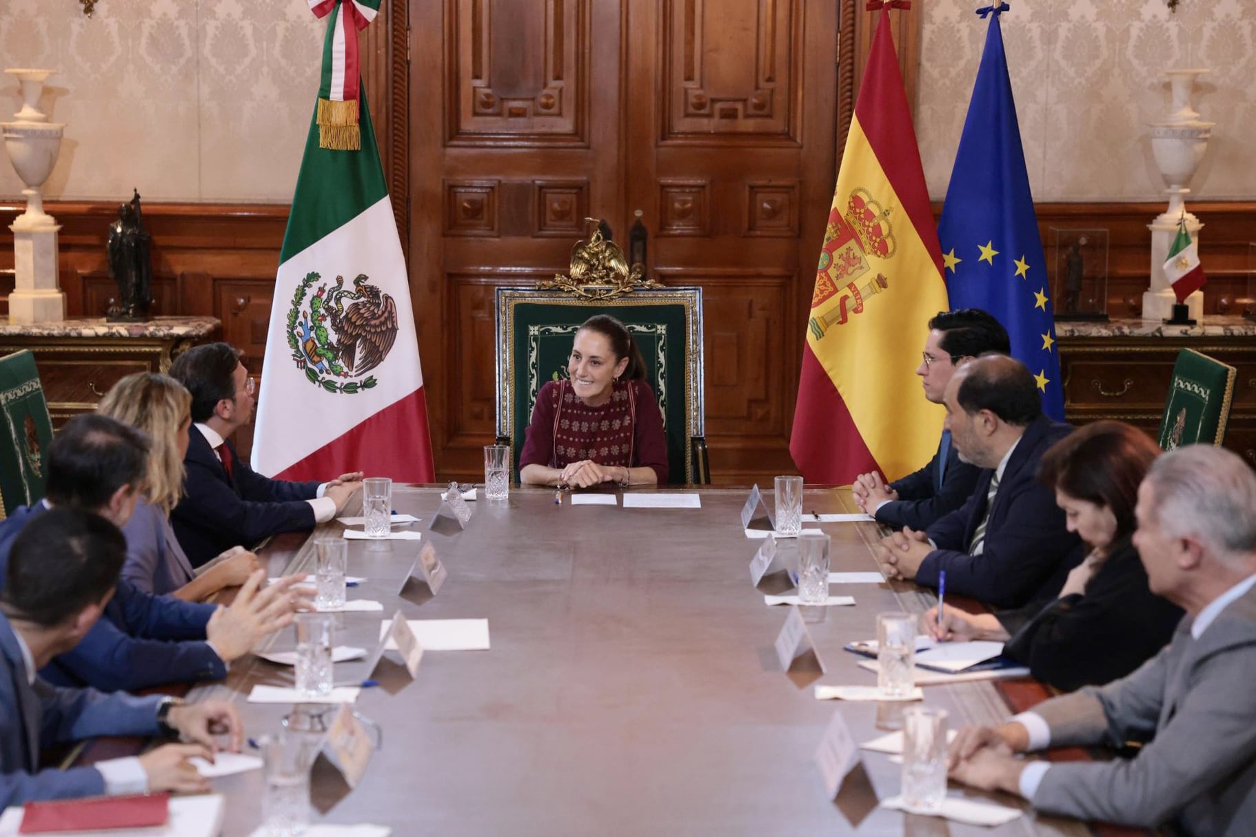 Fotografía cedida por la Presidencia de México que muestra a su mandataria, Claudia Sheinbaum (c), hablando en una reunión con el ministro español de Asuntos Exteriores, José Manuel Albares (i), durante una reunión este miércoles, en la Ciudad de México (México).
