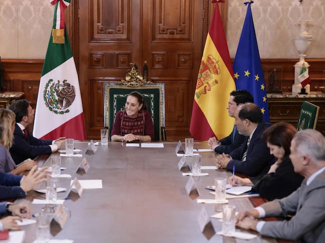Fotografía cedida por la Presidencia de México que muestra a su mandataria, Claudia Sheinbaum (c), hablando en una reunión con el ministro español de Asuntos Exteriores, José Manuel Albares (i), durante una reunión este miércoles, en la Ciudad de México (México).