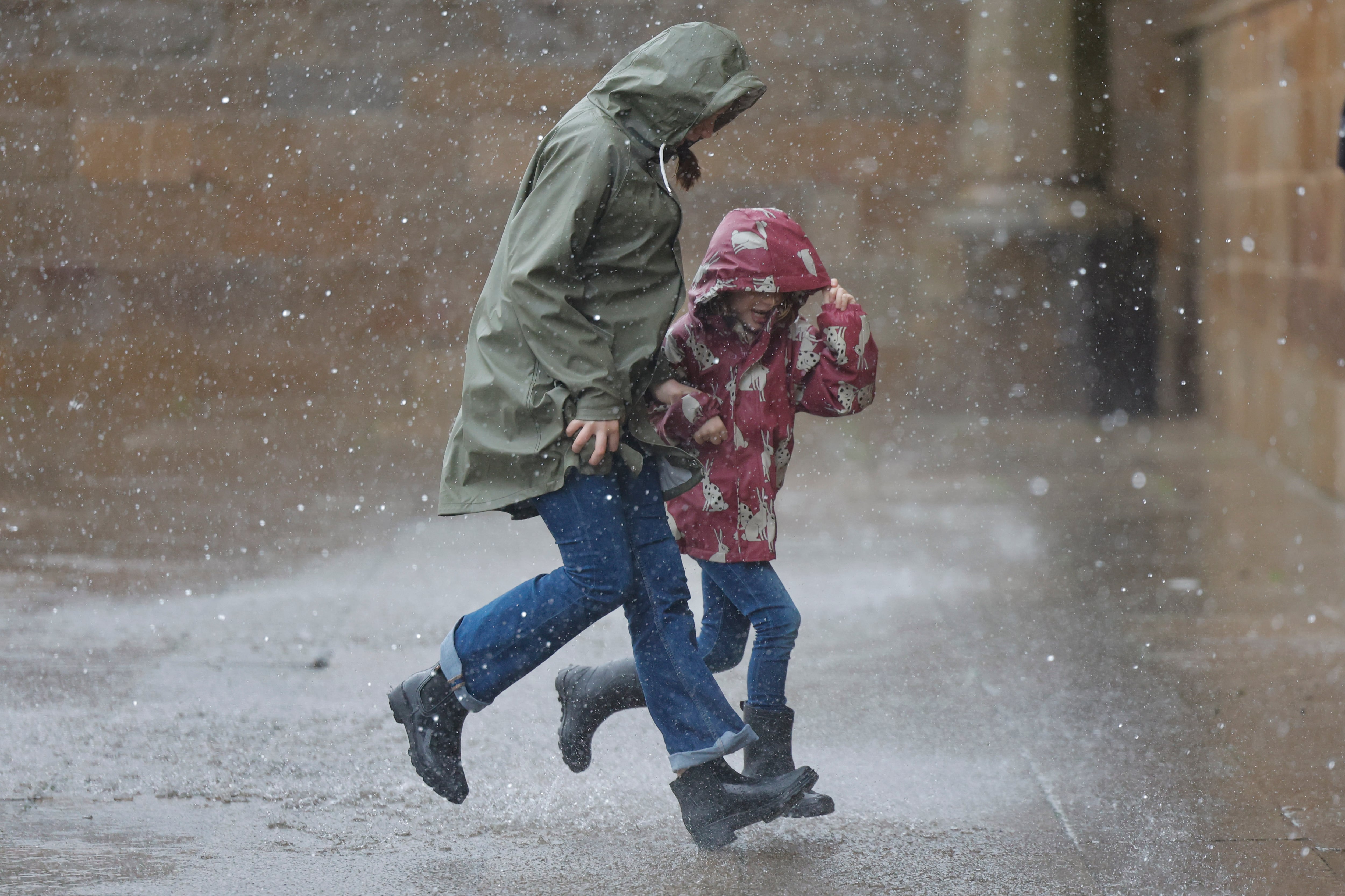 Turistas hoy domingo en la plaza del Obradoiro en Santiago de Compostela. Un potente temporal asociado a la borrasca Herminia va a azotar con fuerza a la península, con lluvias muy intensas y generalizadas, viento con rachas huracanadas.