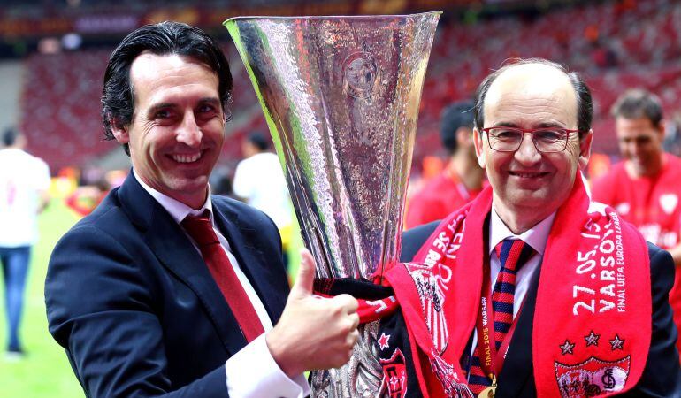 WARSAW, POLAND - MAY 27:  Unai Emery (L), coach of Sevilla poses with Sevilla President Jose Castro and the trophy after the UEFA Europa League Final match between FC Dnipro Dnipropetrovsk and FC Sevilla on May 27, 2015 in Warsaw, Poland.  (Photo by Martin Rose/Getty Images)