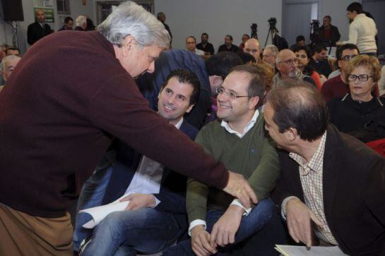 Un militante socialista saluda al secretario de Organización del PSOE, César Luena (2d), junto al secretario autonómico del PSOE, Luis Tudanca (3d) y el secretario provincial del PSOE y coordinador de los diputados de Castilla y León, Juan Luis Gordo (d),