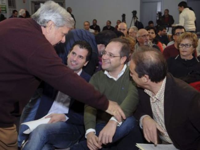 Un militante socialista saluda al secretario de Organización del PSOE, César Luena (2d), junto al secretario autonómico del PSOE, Luis Tudanca (3d) y el secretario provincial del PSOE y coordinador de los diputados de Castilla y León, Juan Luis Gordo (d),