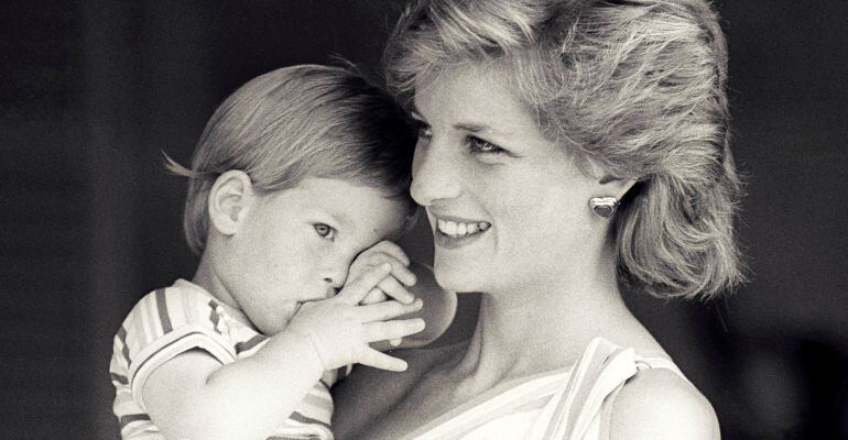 Diana de Gales con su hijo Harry en una imagen tomada durante unas vacaciones en el Palacio de Marivent, en Mallorca. 