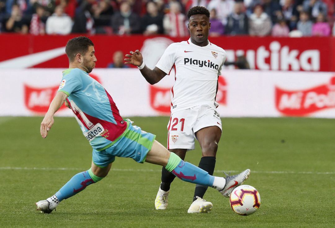 GRAFAND6301. SEVILLA.- Promes del Sevilla (d) y Embarba del Rayo Vallecano durante el partido correspondiente a la 34 jornada de liga, disputado hoy en el estadio Sánchez Pizjuan. EFE Jose Manuel Vidal.