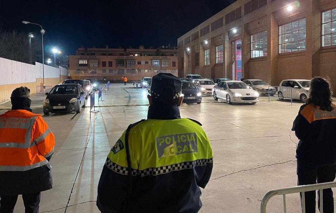 Agentes de la Policía Local de Armilla (Granada) y voluntarios de Protección Civil colaboran con la Consejería de Salud en el proceso de vacunación masiva contra la covid en las instalaciones de la Feria de Muestras (Fermasa)