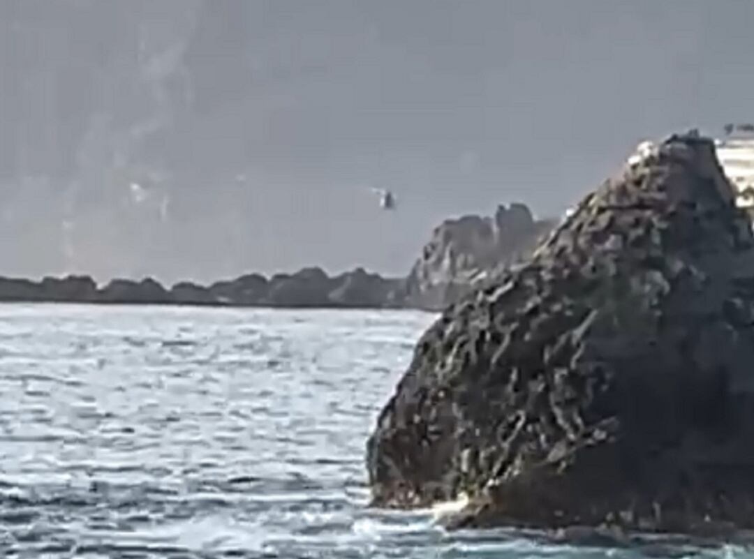 Un momento del rescate del helicóptero de Santiago del Teide que forma parte del operativo de búsqueda de la cueva de El Tancón