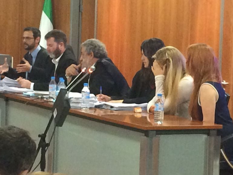 María Kukucova ( con la cara tapada) al inicio del juicio con jurado