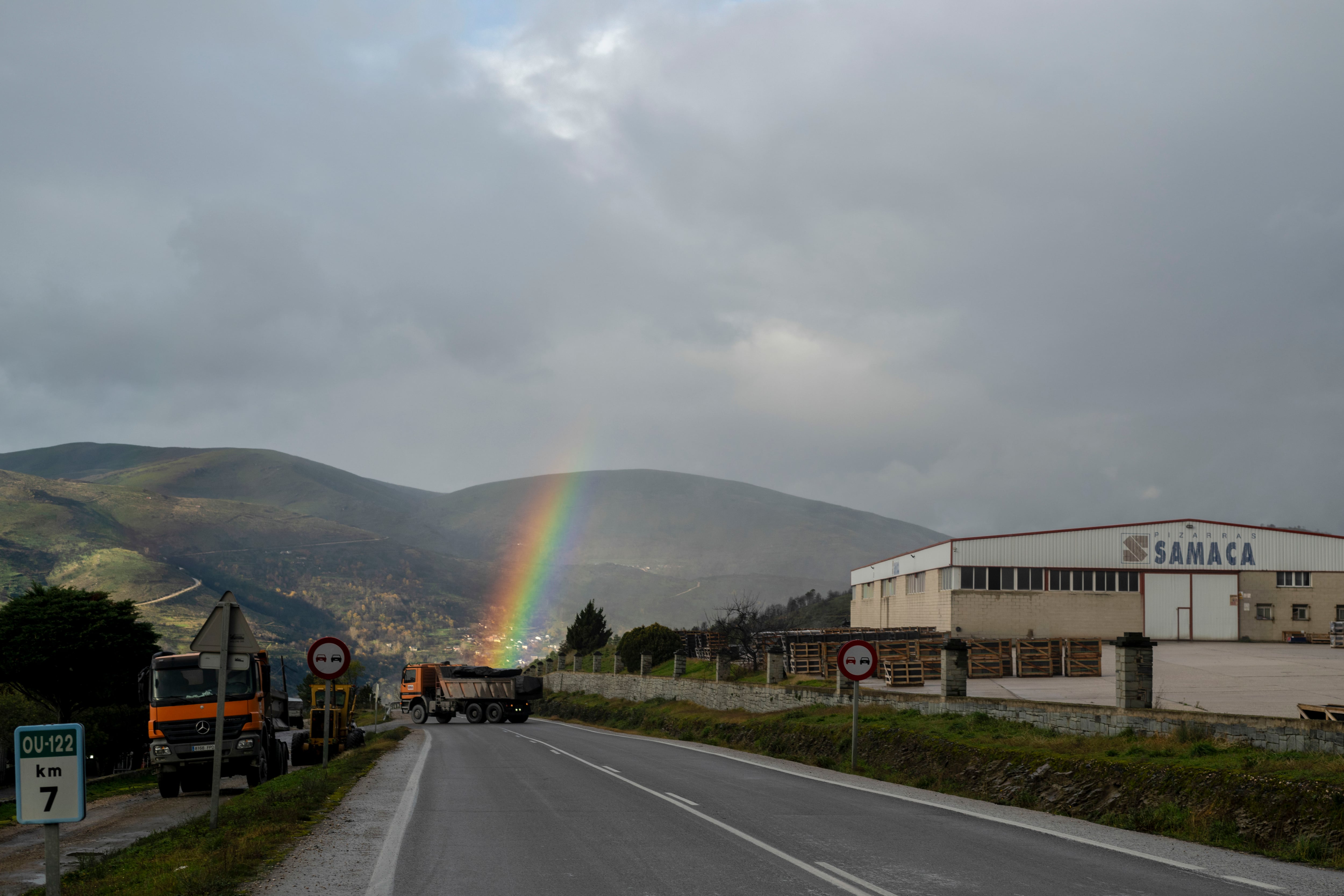 Imagen de un camión con pizarra a las puertas de Irosa-Samaca el pasado 29 de noviembre de 2023, cuando reanudaron su actividad después de que se procediese al precinto de las instalaciones por orden judicial en medio de un amplio despliegue de la Guardia Civil. EFE/ Brais Lorenzo