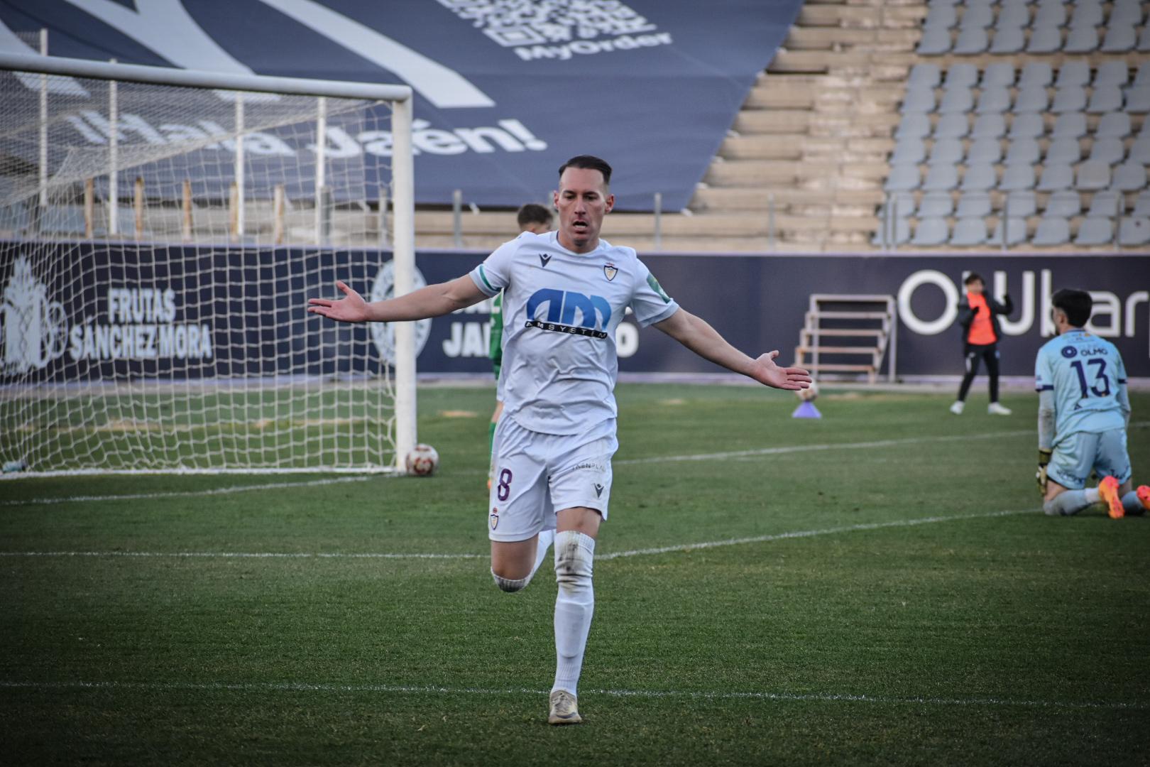 Migue García celebra el segundo gol del Real Jaén ante el Martos CD.