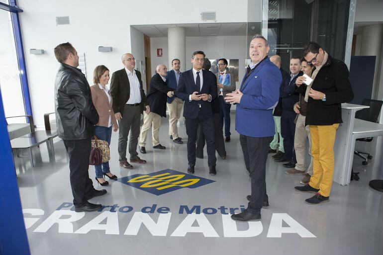 El diputado Nacional de Ciudadanos, Luis Salvador, junto a miembros de su formación política y el presidente de la a autoridad Portuaria, Francisco Álvarez de la Chica, durante una visita a las instalaciones portuarias