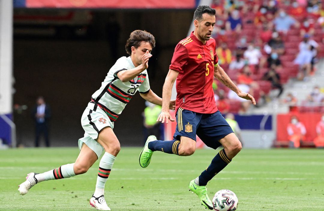 Busquets defiende un balón ante la presión de Joao Félix en el amistoso entre España y Portugal del pasado viernes