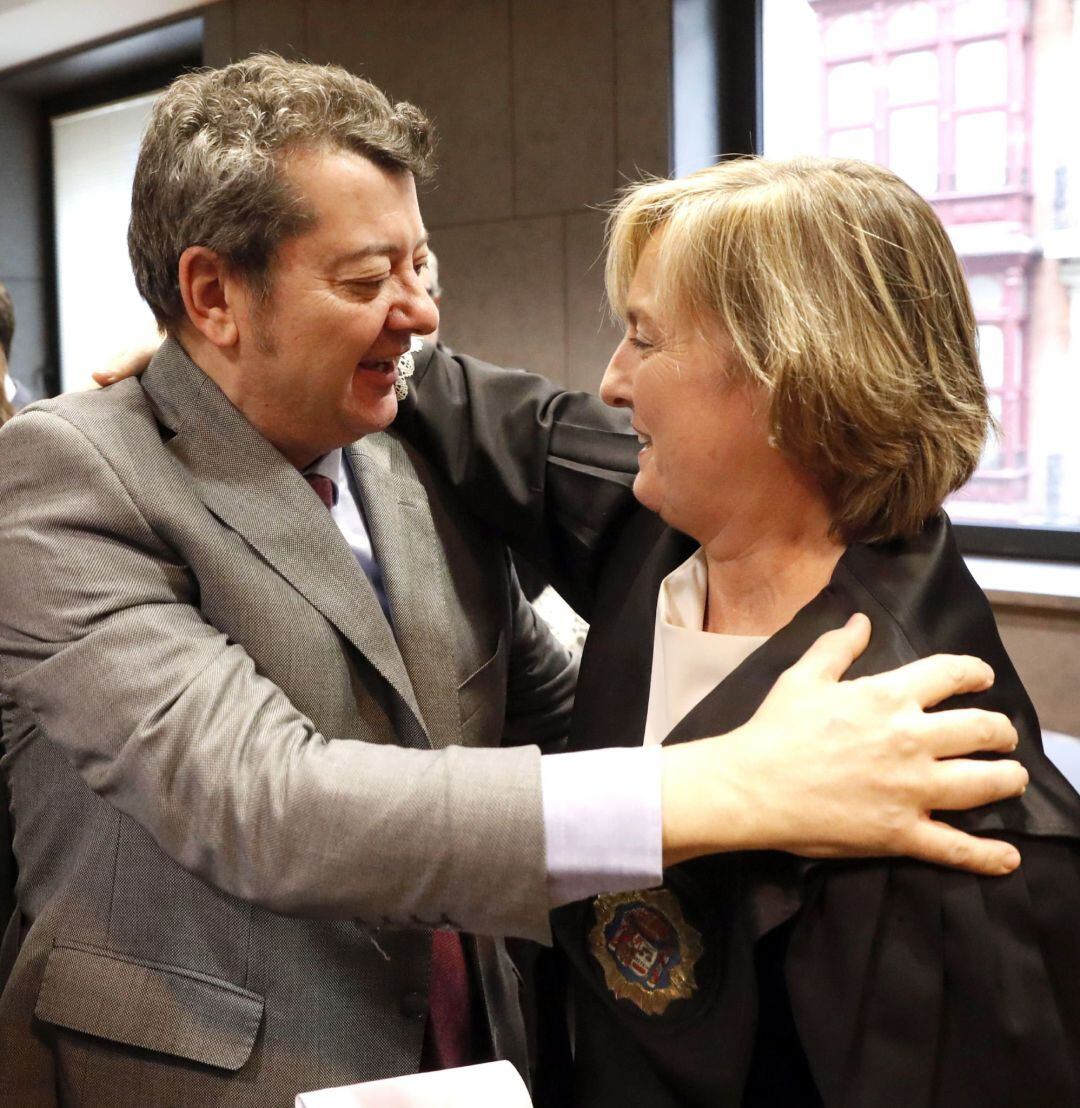 La magistrada Reyes Goenaga (d) recibe la felicitación del Juez Eizmundo Rodríguez tras la toma de posesión de la nueva presidenta de la Audiencia de Bizkaia.