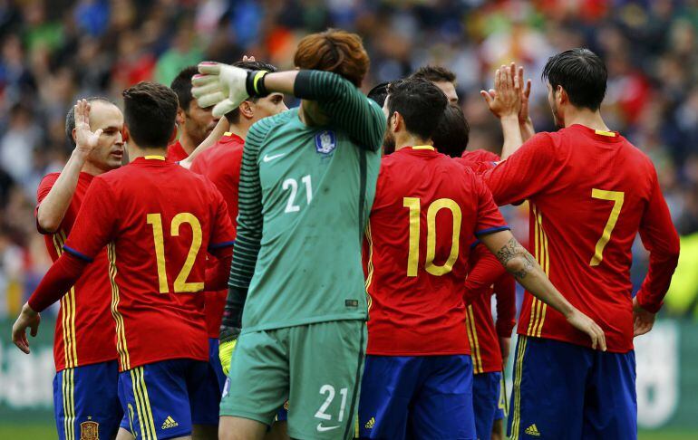 Los jugadores de España celebran uno de los goles a Korea.