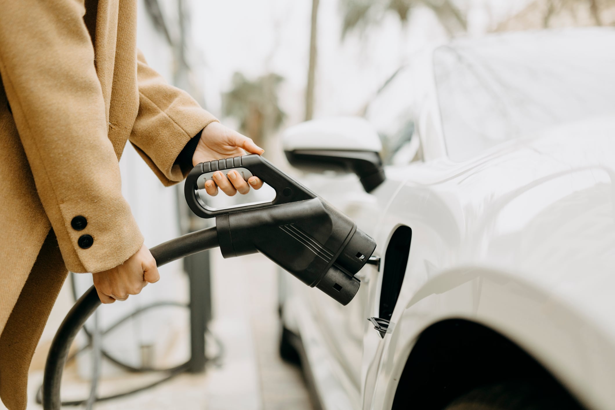 Recarga de un coche eléctrico.