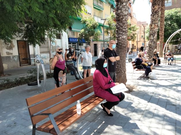 Una treintena de personas ha participado este miércoles en la asamblea en la plaza de les Palmeretes de Alicante