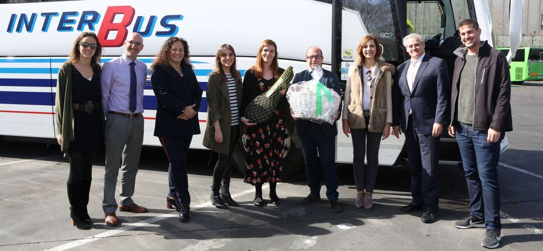 Entrega de un jamón y una cesta a Interbus por su participación en la II Carrera de las Empresas Ciudad de Alcobendas