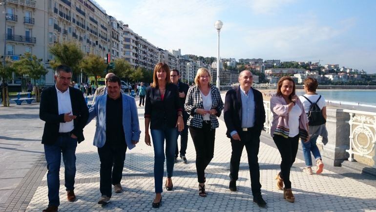 Idoia Mendia y otros miembros del PSE pasean esta mañana por el paseo de La Concha.