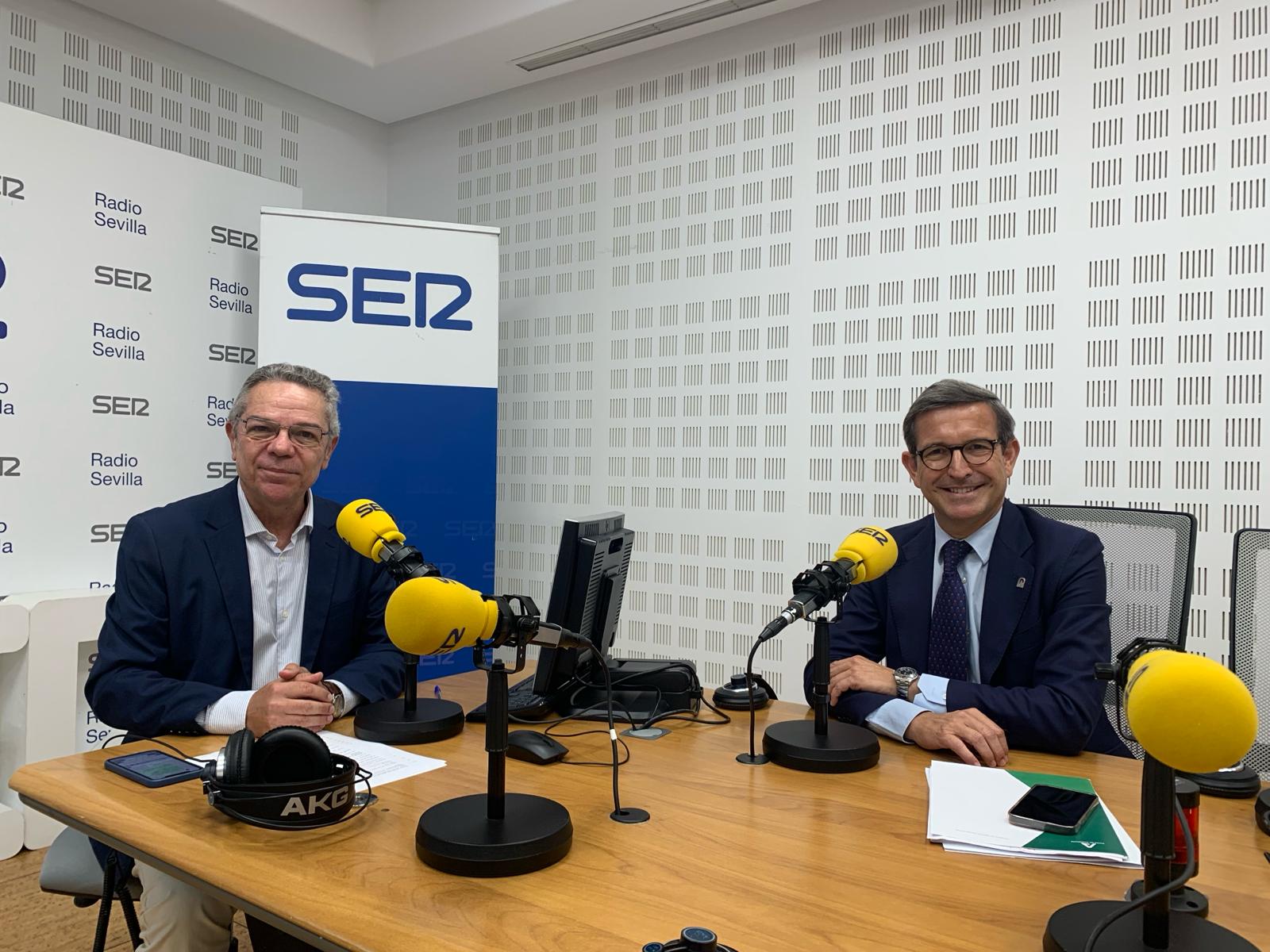 El consejero Jorge Paradela, a la derecha, junto a Salomón Hachuel en el estudio del Hoy por Hoy Sevilla