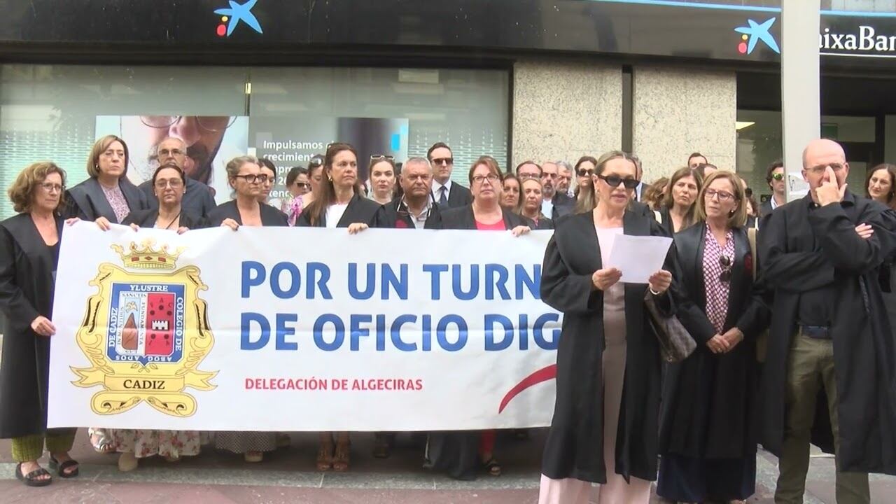 Abogados reclaman mejoras en el Turno de Oficio frente a la Subdelegación del Gobierno de la Junta de Andalucía en Algeciras.