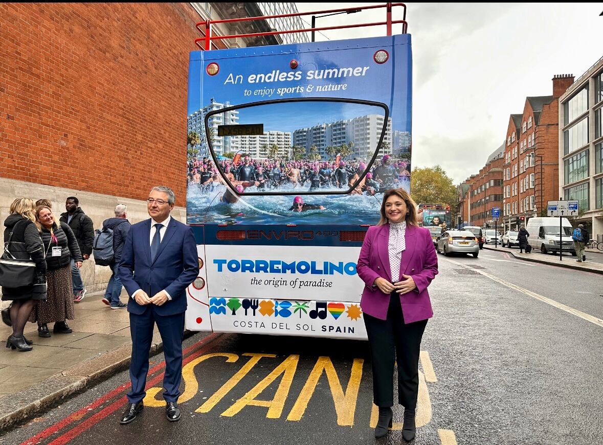 La alcaldesa de Torremolinos, Margarita del Cid, junto al presidente de la Diputación de Málaga, Francisco Salado, este lunes en la estación Victoria junto al autobús que muestra la campaña
