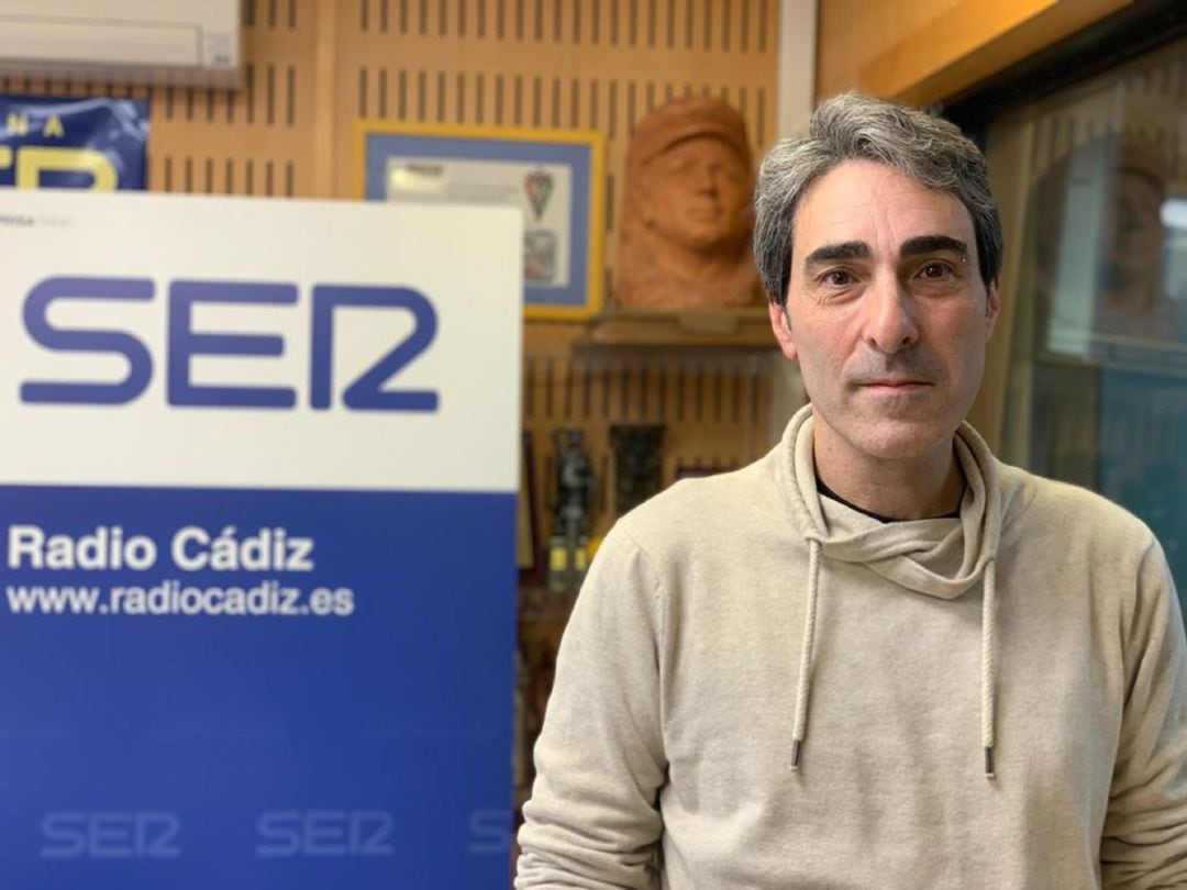 Antonio Martínez Ares en los estudios de Radio Cádiz