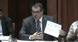 El Conseller d'Interior, mostrant la planta del pis on van succeïr els fets de l'11 d'agost.