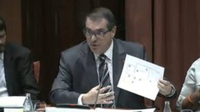 El Conseller d'Interior, mostrant la planta del pis on van succeïr els fets de l'11 d'agost.