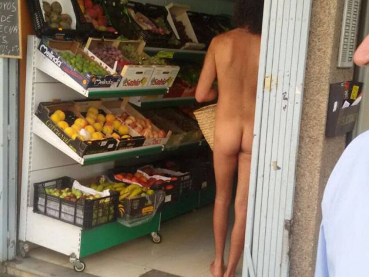 Denuncian al hombre que últimamente anda desnudo por la calle en Granada