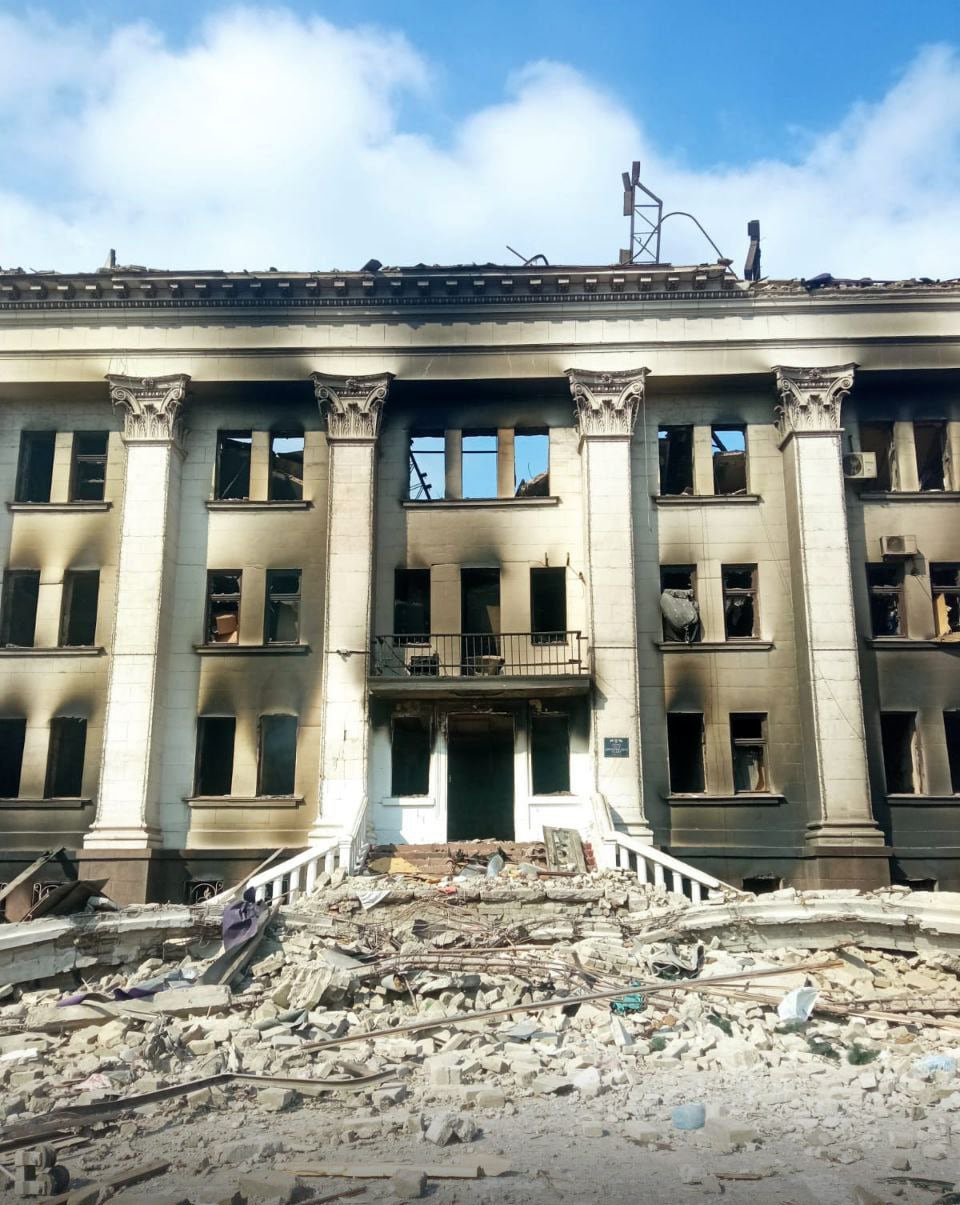 Vista del estado del teatro de Mariúpol donde se refugiaba gente tras el bombareo ruso.