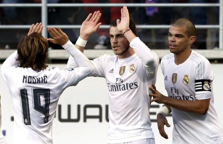 Gareth Bale celebra con sus compañeros el gol anotado ante el Eibar.