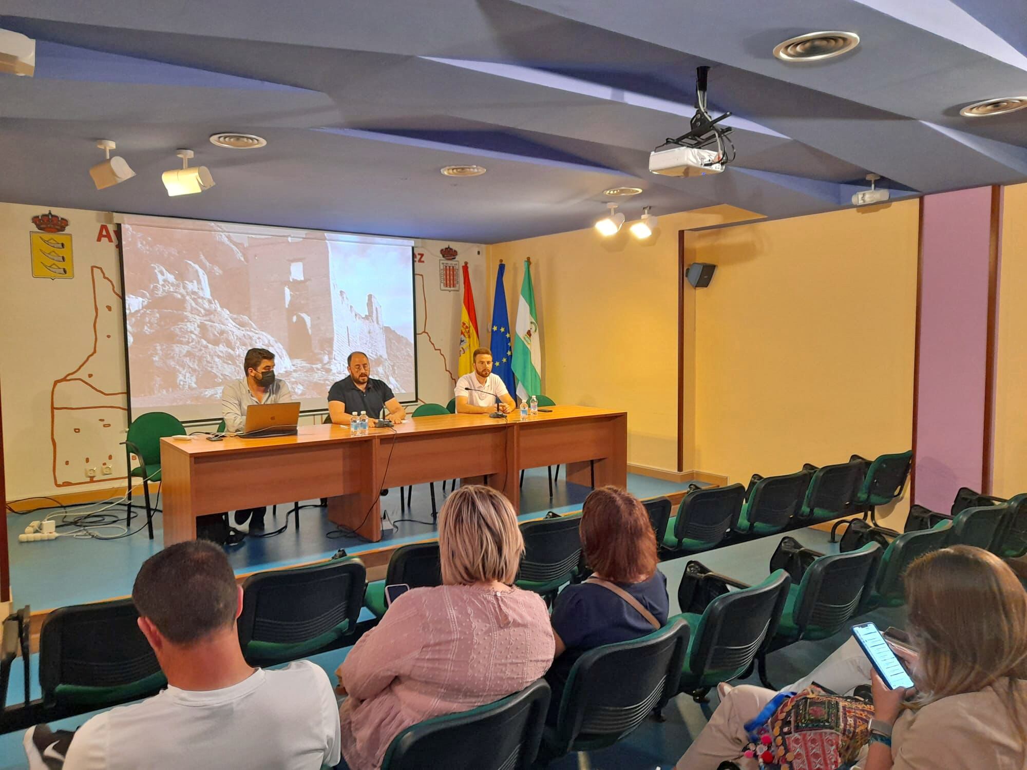 Momento de la presentación de la APP del Ayuntamiento de Bedmar, intervención del alcalde, Pablo Ruiz, en el centro