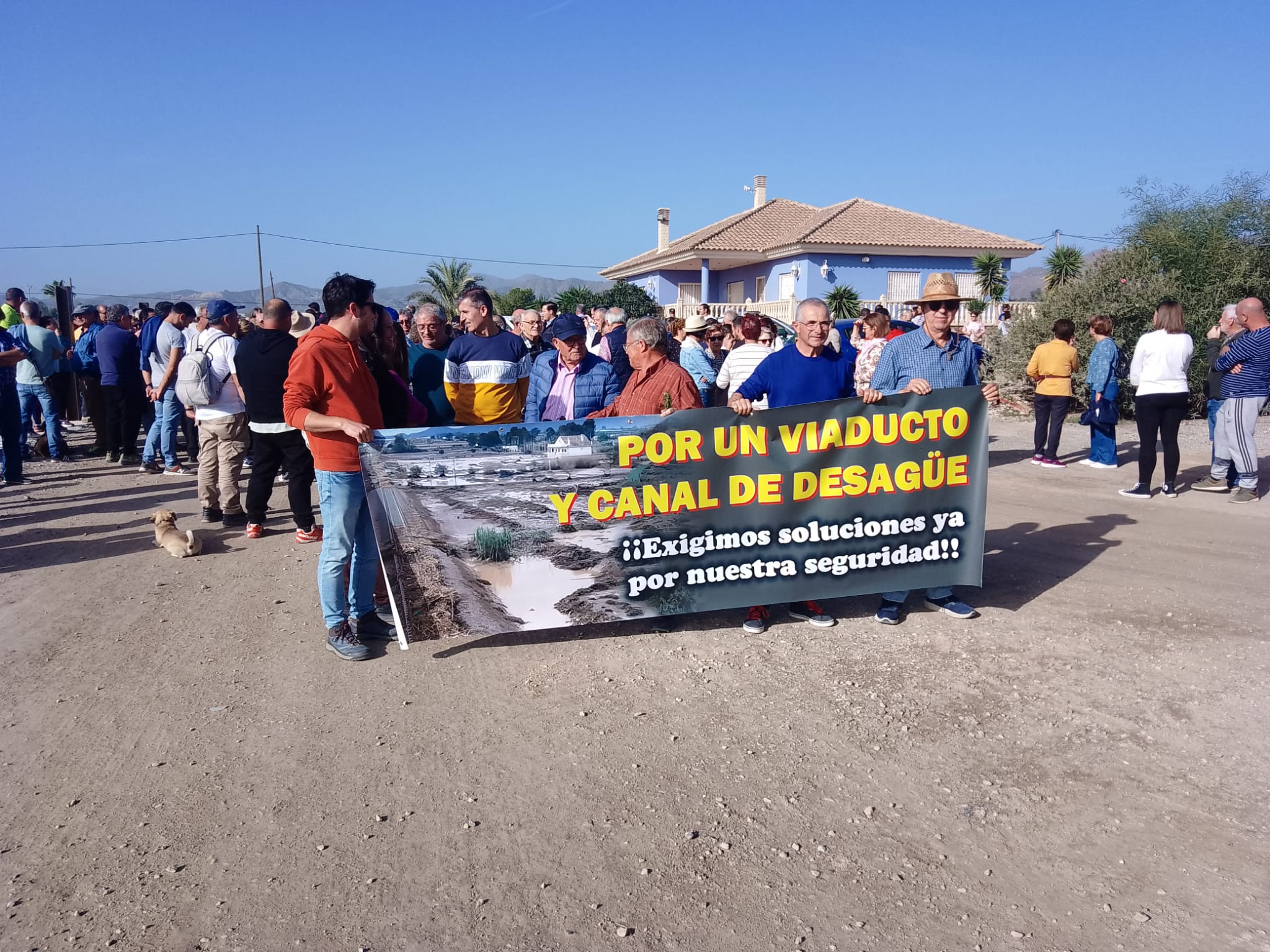 Los vecinos han recorrido esa rambla tras una pancarta en la que podía leerse “Exigimos soluciones ya, por nuestra seguridad”.