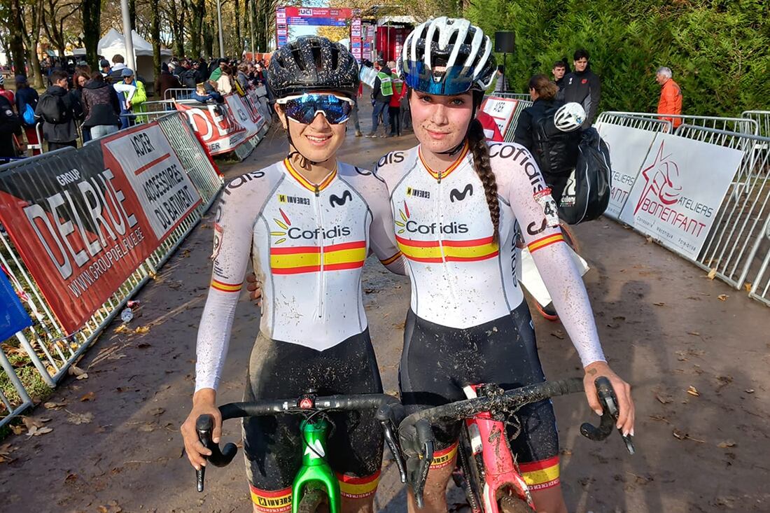 Ana Lopez y Julia Villacampa del C.c. Oscense en la copa del mundo de ciclo-cross en Francia
