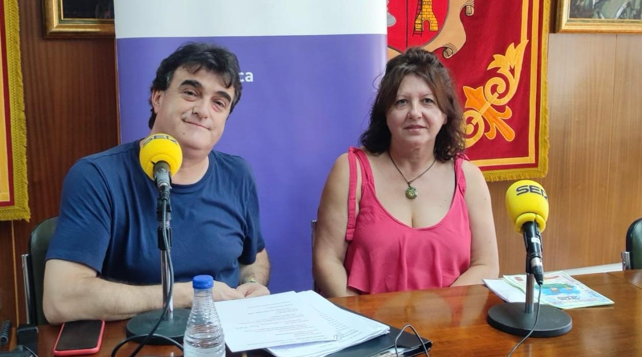 Paco Auñón (izq.), director y presentador de Hoy por Hoy Cuenca, junto a la concejala de Cultura, Lourdes Escot.