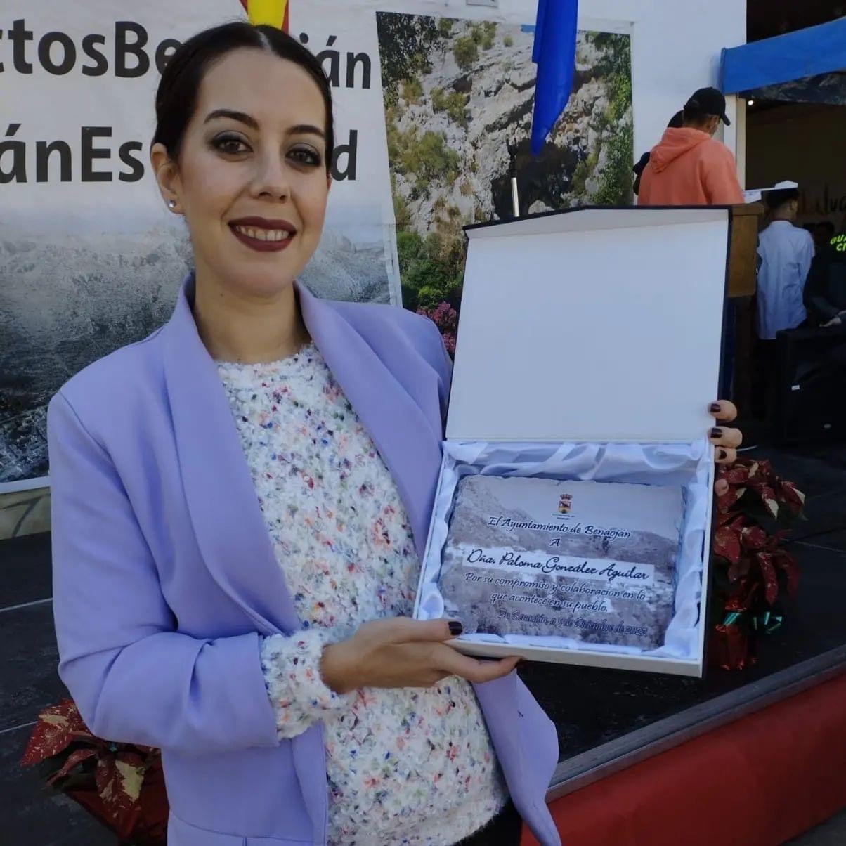 Paloma González muestra la placa conmemorativa que recibió el pasado sábado