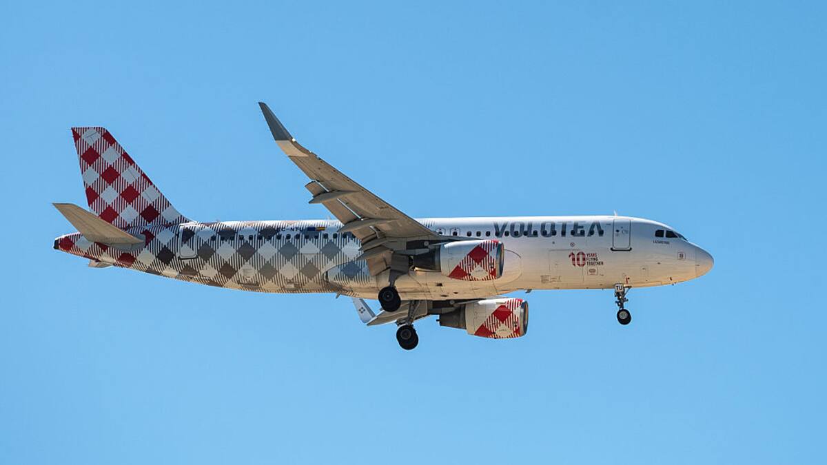 La aerolínea Volotea aplica un recargo de hasta 14 euros a sus billetes por el encarecimiento del precio del combustible